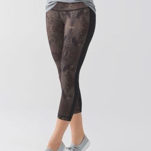 8 / GUC Lululemon Wunder Under Crop II *Full-On Luon Golden Godess Cashew/Black